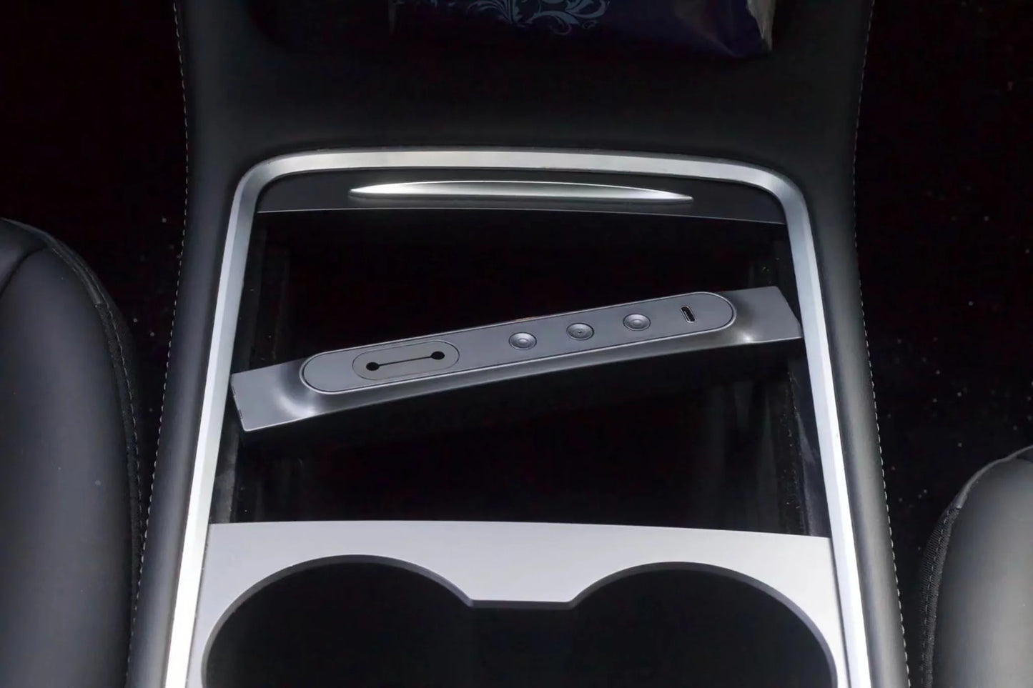 Yeslak Physical Shortcut Buttons USB Hub – Tesla Model 3 / Y (Pre-Facelift) bei EV Motion Shop