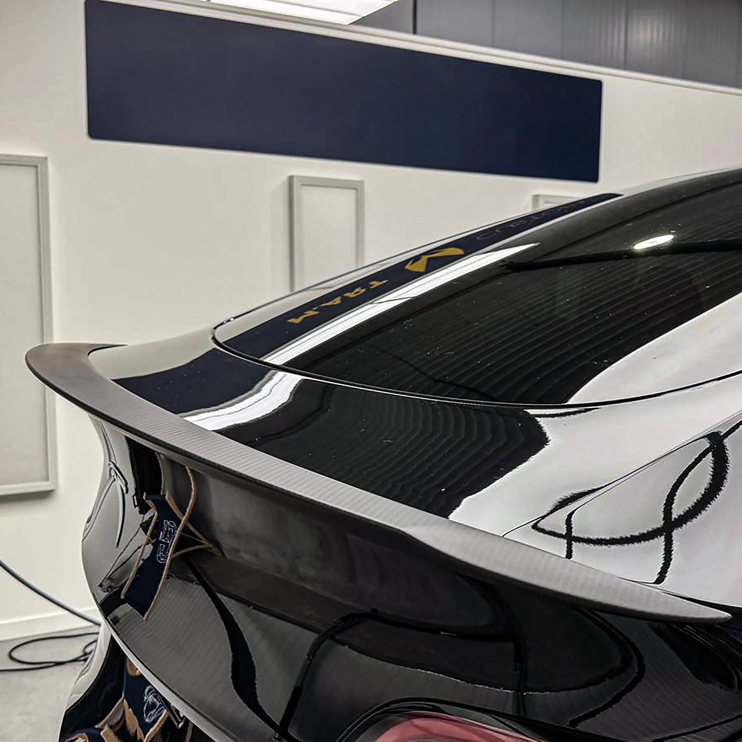 Yeslak OEM Style Carbon Spoiler – Tesla Model Y (Pre-Facelift) bei EV Motion Shop