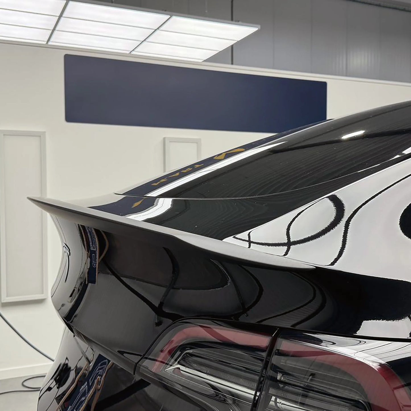 Yeslak OEM Style Carbon Spoiler – Tesla Model Y (Pre-Facelift) bei EV Motion Shop