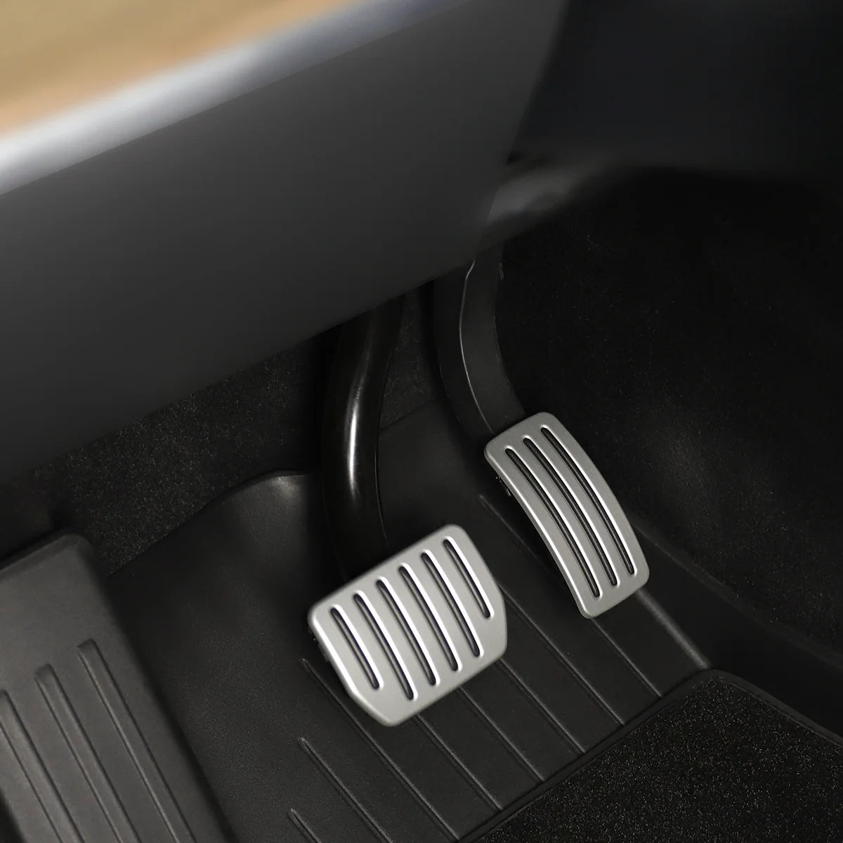 Smart Lock Aluminium Performance Fußpedal Set für Tesla Model 3 / Y / Highland bei EV Motion Shop