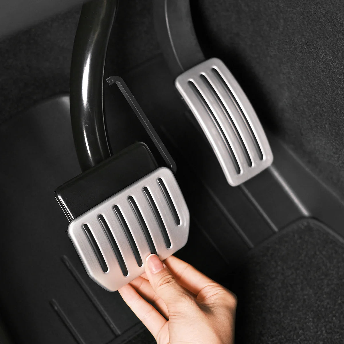 Smart Lock Aluminium Performance Fußpedal Set für Tesla Model 3 / Y / Highland bei EV Motion Shop