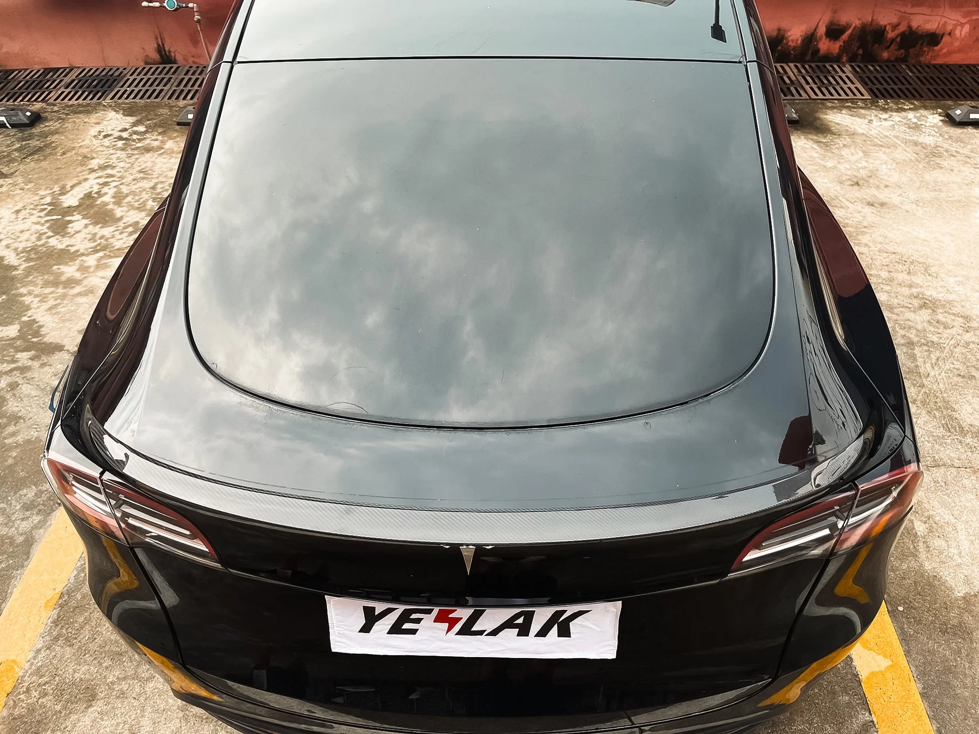 Yeslak OEM Style Carbon Spoiler – Tesla Model Y (Pre-Facelift) bei EV Motion Shop