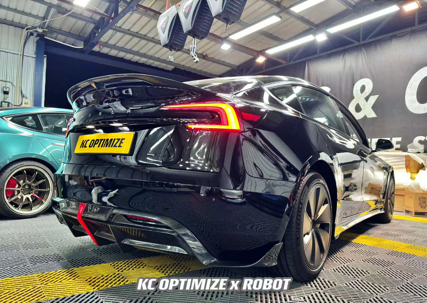 Robot "Hacker" Heck Diffuser – Tesla Model 3 Highland bei EV Motion Shop