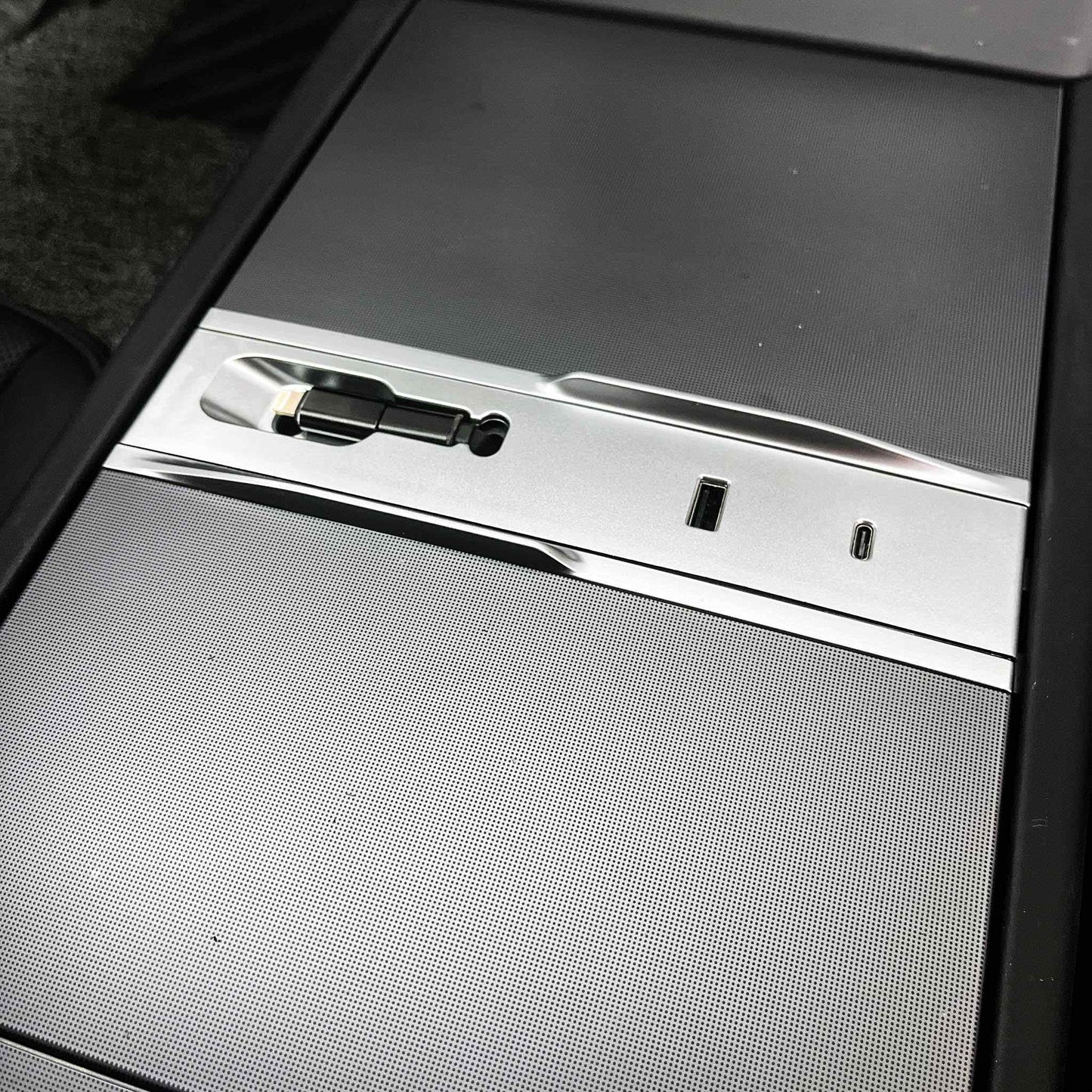 Yeslak USB Hub Docking Station – Tesla Model 3 Highland / Model Y Juniper bei EV Motion Shop