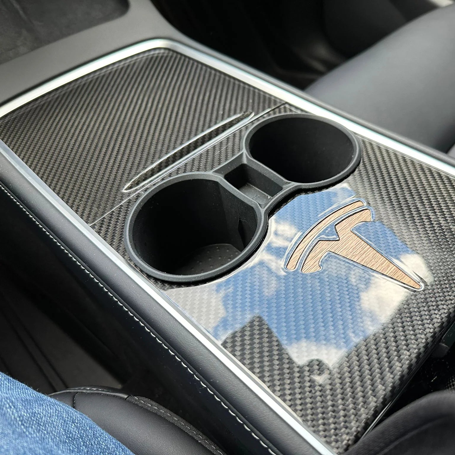 Tlyard Mittelkonsole aus echtem Carbon für Tesla Model 3 / Y bei EV Motion Shop