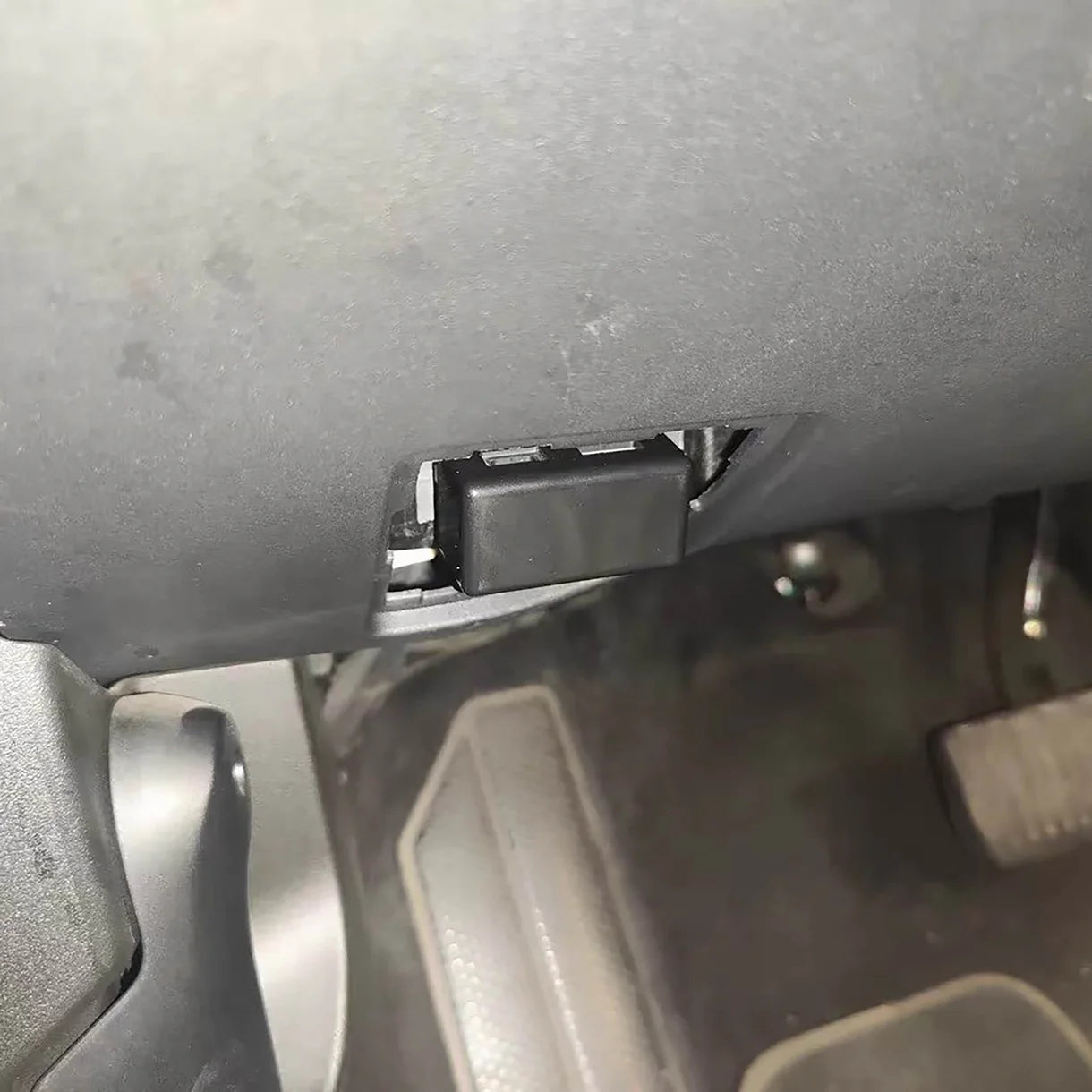 Yeslak OBD-II Fast Charge Connector Adapter – Tesla Model S / 3 / X / Y bei EV Motion Shop