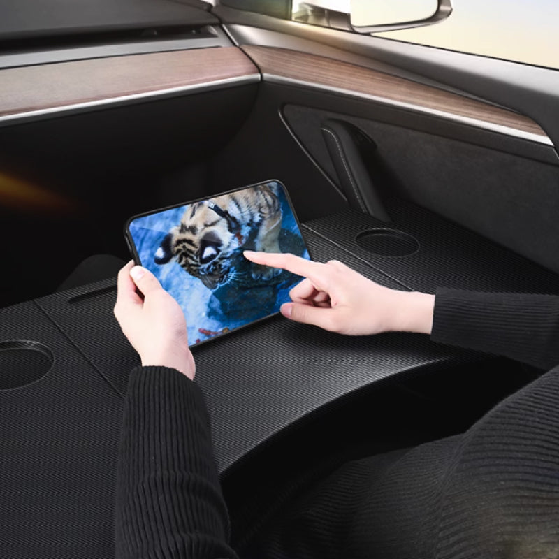 Faltbarer Tisch im Carbon-Look für Tesla Model S / 3 / X  / Y bei EV Motion Shop